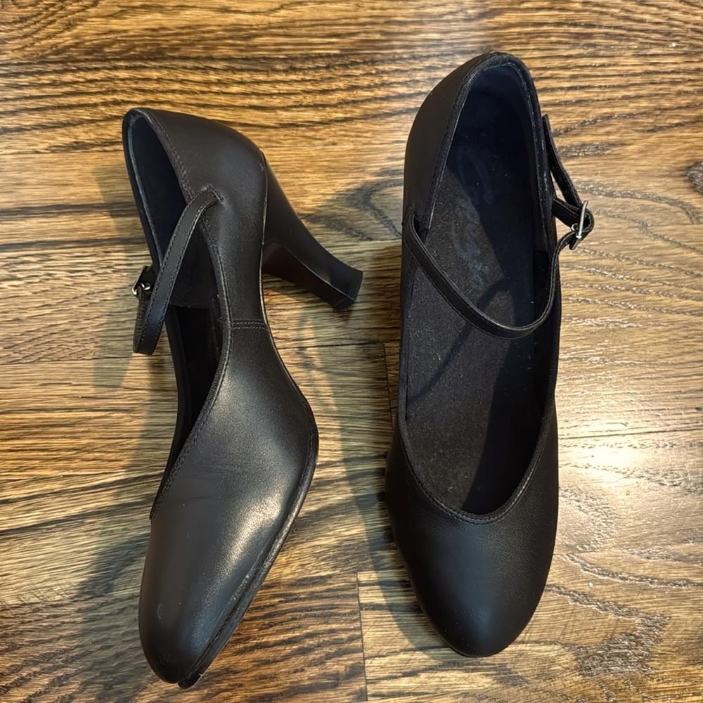 Capezio size 9M dance shoes. Great condition.
